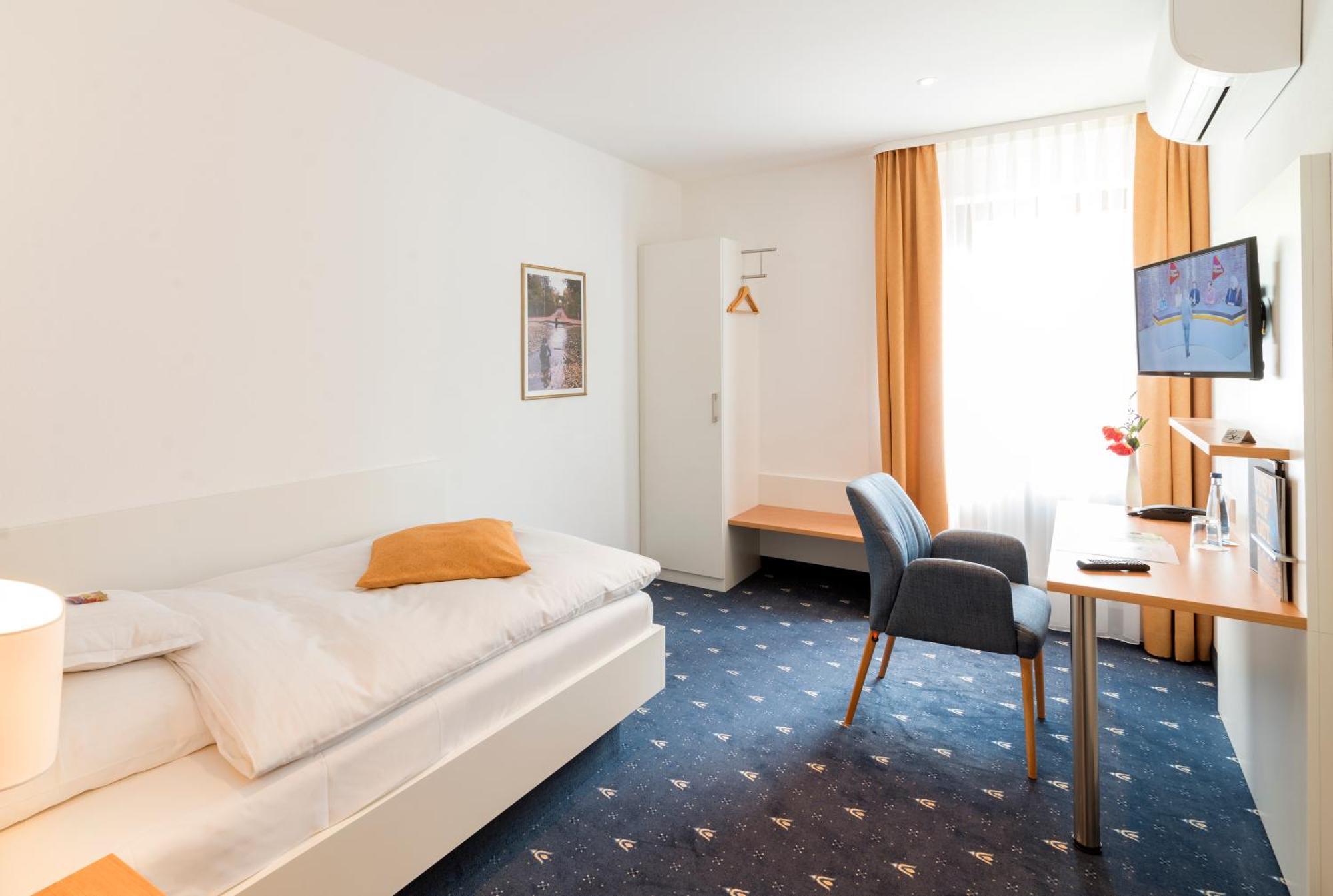 Hotel Adler Post Schwetzingen Exterior photo